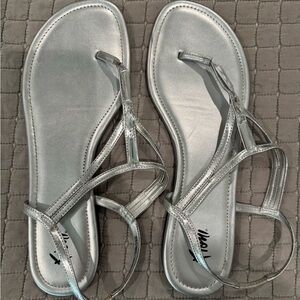Fioni Clothing Women’s Silver Strappy Flat Sandals